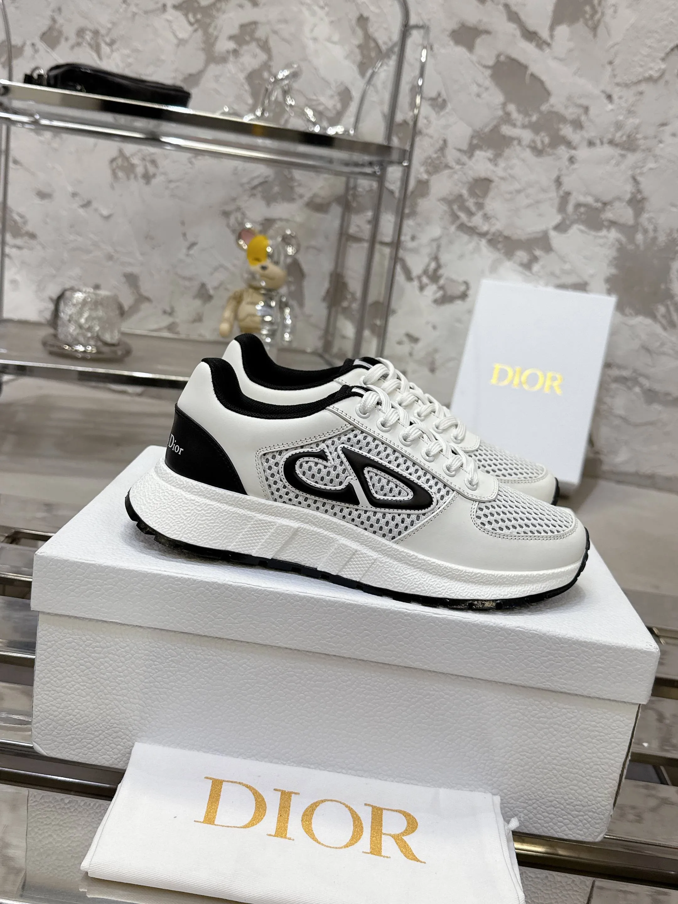 [Dior Dior] P: 640💰Couple model Size: Female: 35-40 (customized at 41), male 39-44. (customized at 45) 2025 Dior Dior autumn and winter new couple model, thick-soled casual sports shoes, originally purchased and developed to reinterpret the sports style with an elegant and fashionable shape. The upper is crafted from white mesh fabric and features the Christian Dior Paris signature on the laces and heel. The exquisite two-color sole is light and soft, which can add a high-end temperament to all kinds of casual looks. The delivery counter is exquisitely packaged🛍📦 ▪️Material: Original custom imported first-layer cowhide ▪️Inner lining: Imported soft sheepskin lining ▪️Sole: Original open-molded anti-slip rubber material ▪️Sole thickness: 4CM